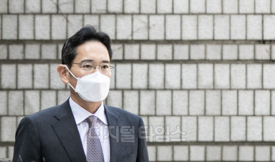 이재용 삼성전자 부회장이 19일 서울 서초구 중앙지방법원에서 열린 1심 속행 공판에 출석하고 있다.   박동욱기자 fufus@